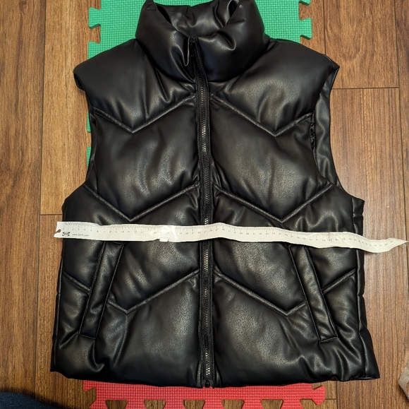 NWOT Ci Sono faux leather puffer vest - Picture 6 of 6